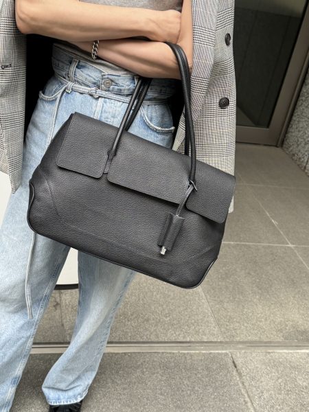 「PELLE MORBIDA(ペッレモルビダ)」のフラップトートバッグ ジャケットコーデ バッグのより