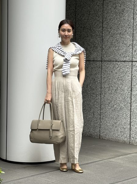 「PELLE MORBIDA(ペッレモルビダ)」のフラップトートバッグ ワントーンコーデ 全身