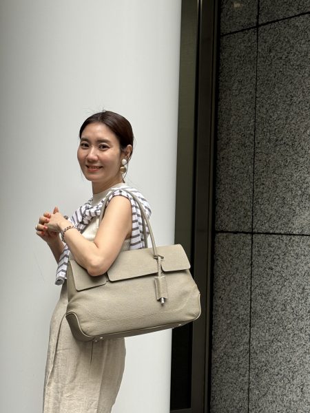 「PELLE MORBIDA(ペッレモルビダ)」のフラップトートバッグ ワントーンコーデより