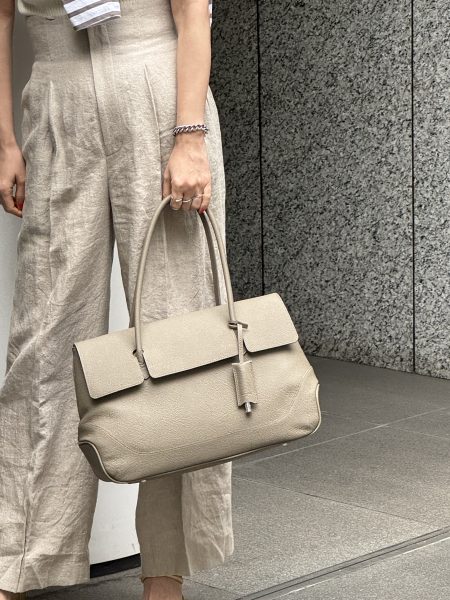 「PELLE MORBIDA(ペッレモルビダ)」のフラップトートバッグ ワントーンバッグのより