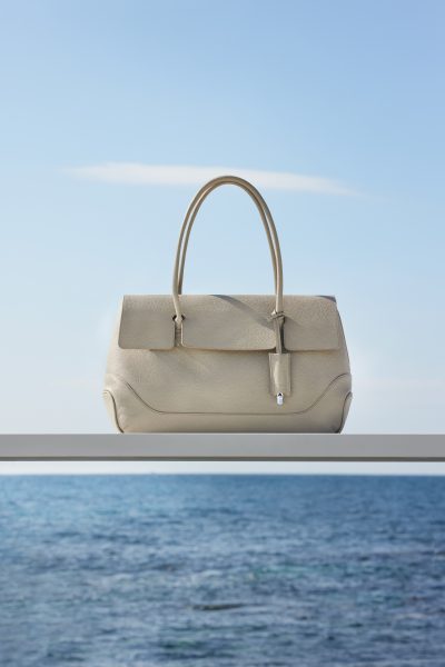 「PELLE MORBIDA(ペッレモルビダ)」のフラップトートバッグ グレージュ