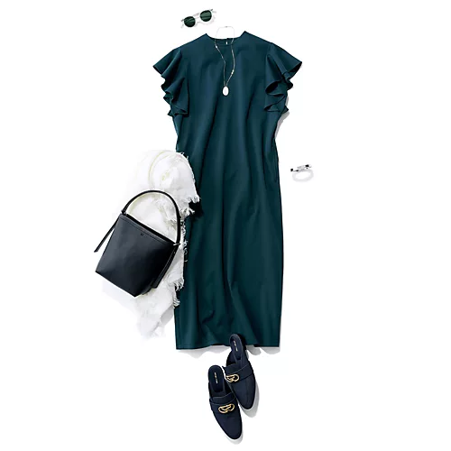 シック色のワンピースはお出かけにもランチにも。大人小物も映える！z