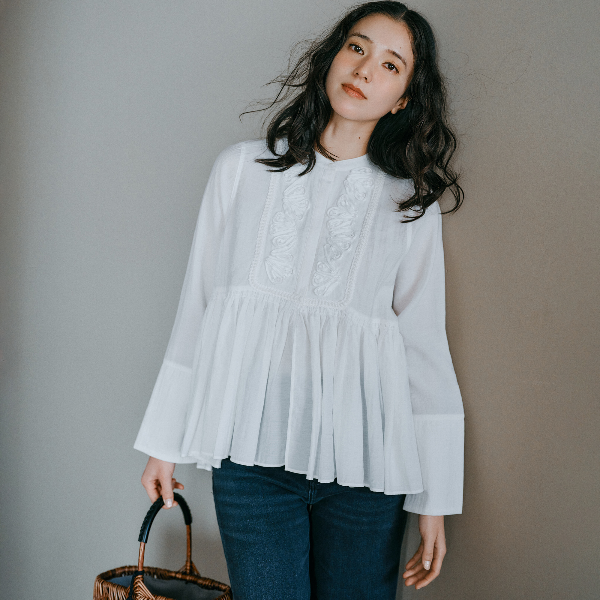 春デニムに合わせたい、ちょい甘ブラウス&着映えシャツ