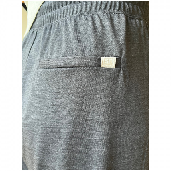 50代 パンツコーデ｜〝きれい見えして快適″SLOANE×eclat「センタータックパンツ」が使える！