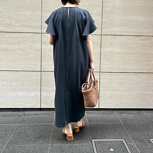 【40代・50代 ファッション 】“甘×辛”が正解。体型カバーと涼感を叶える、大人のフリル袖ワンピース徹底解説