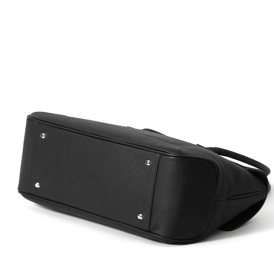 「PELLE MORBIDA(ペッレモルビダ)」のフラップトートバッグ 底びょう