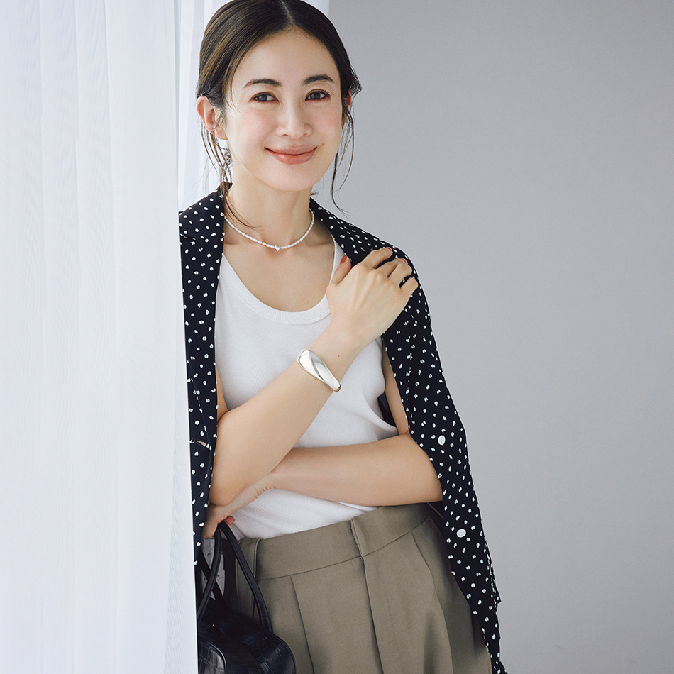 シンプルな装いに効果絶大！ 夏服がもっと輝くシルバーアクセサリーをひとつ
