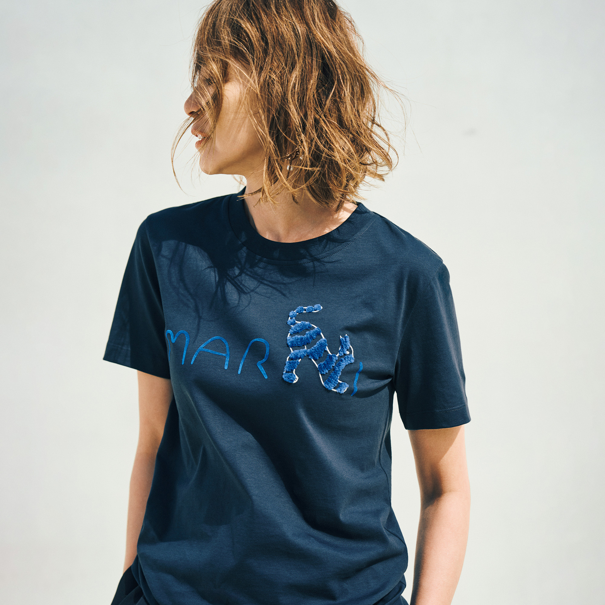 MARNI 2024年製 バックタック ギャザーコットンシャツ 前後ヘム 白38 新作登場「MARNI」Tシャツ、バッグ、スニーカーほか éclat2026年6月号
