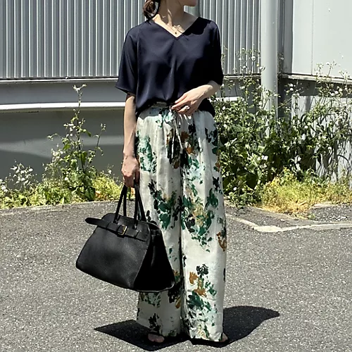 抜け感と品を両立。薄軽カーゴパンツでつくる大人の旬コーデ
