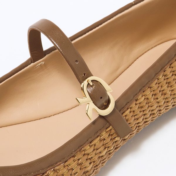 この夏注目も1足「Gianvito Rossiのラフィアバレエシューズ」éclat2026年7・8月合併号特集