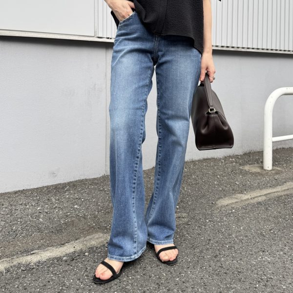 大人デニム「RED CARD TOKYO」のストレートをスタッフが身長別夏コーデではき比べ【40代ファッション】