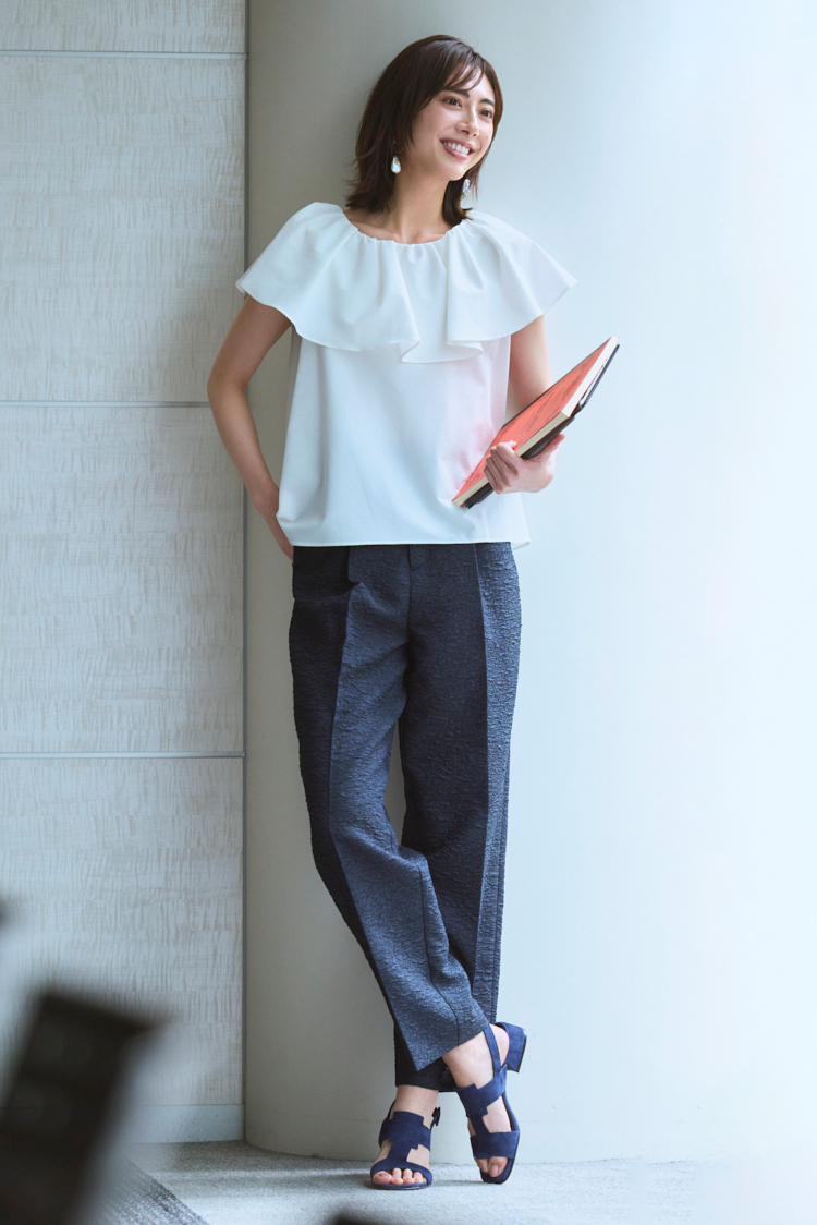 暑い日のファッション悩みをスタイリスト池田敬さんが解決!夏の通勤トップスQ&A