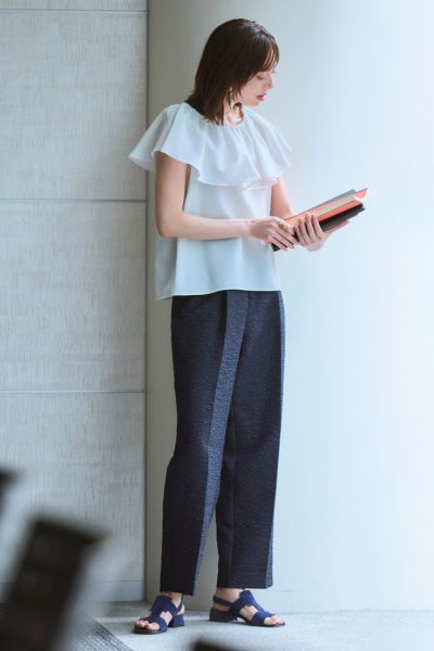 暑い日のファッション悩みをスタイリスト池田敬さんが解決!夏の通勤トップスQ&A