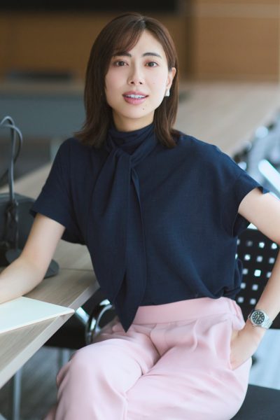 暑い日のファッション悩みをスタイリスト池田敬さんが解決!夏の通勤トップスQ&A