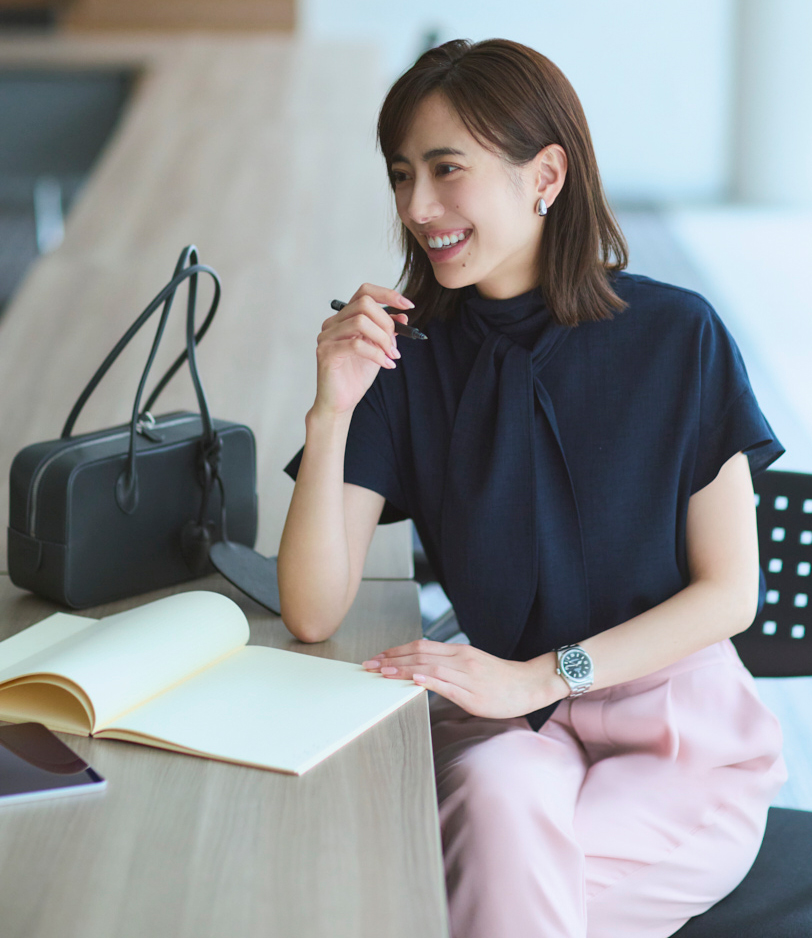 暑い日のファッション悩みをスタイリスト池田敬さんが解決!夏の通勤トップスQ&A