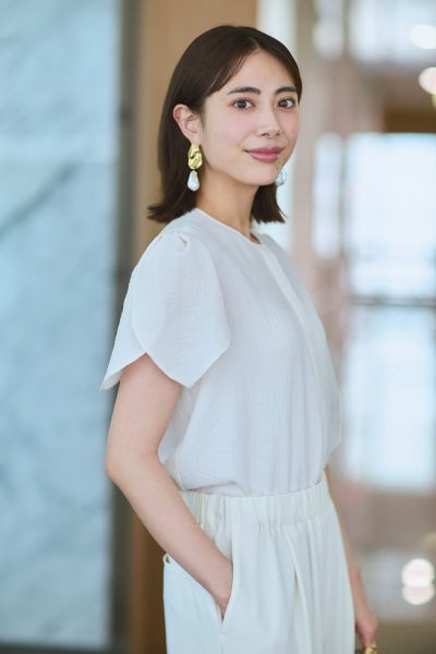 暑い日のファッション悩みをスタイリスト池田敬さんが解決!夏の通勤トップスQ&A