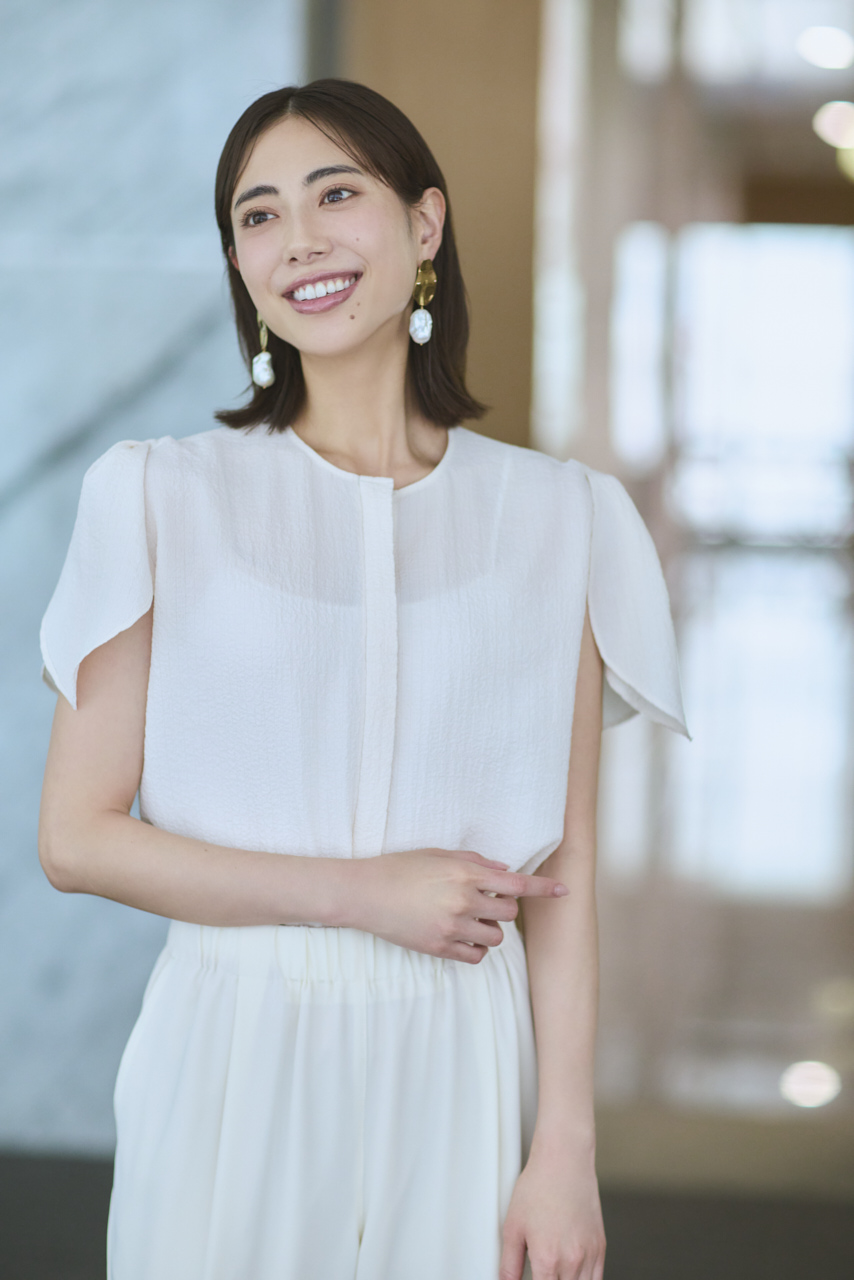 暑い日のファッション悩みをスタイリスト池田敬さんが解決!夏の通勤トップスQ&A