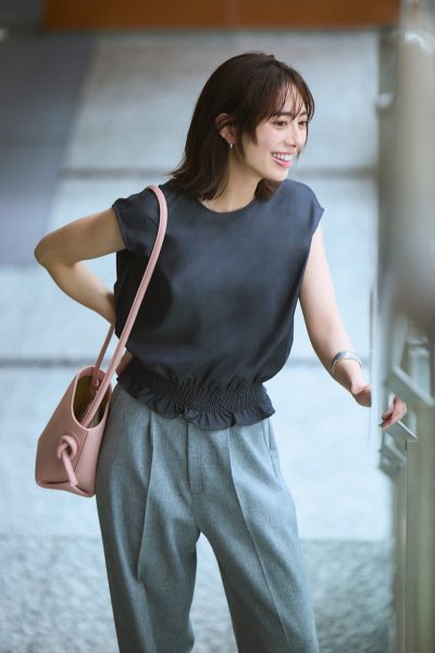 暑い日のファッション悩みをスタイリスト池田敬さんが解決!夏の通勤トップスQ&A