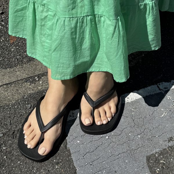 夏の足もとを涼しく、軽やかに魅せる最旬サンダル10選【40代ファッション】