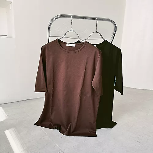 黒より軽く、ベージュより締まる。迷わない夏のブラウンアイテム【40代・50代 ファッション】