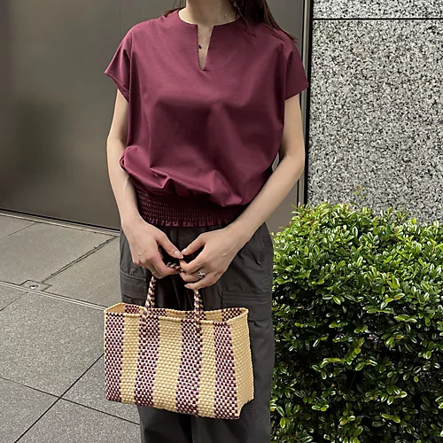 着るだけで細見え。E by éclat キーネックトップス|体型カバーも叶う大人の夏服