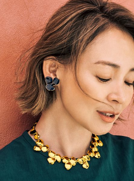 装いに奥行きを。艶やかな黒エナメルで魅せる大人のジュエリー|CÉCILE ET JEANNE×éclat éclat premium2026年8月号特集