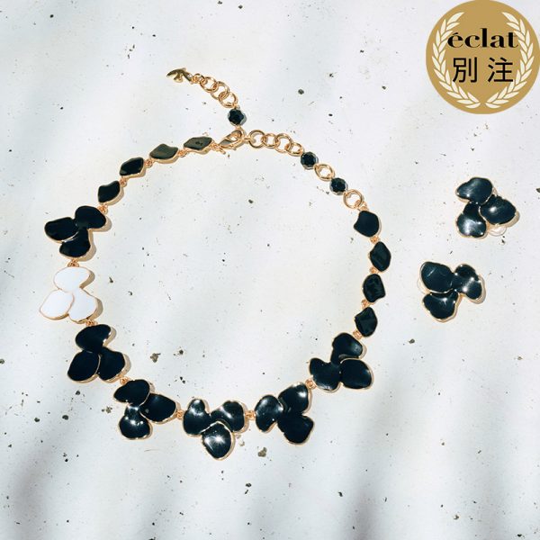 装いに奥行きを。艶やかな黒エナメルで魅せる大人のジュエリー|CÉCILE ET JEANNE×éclat éclat premium2026年8月号特集
