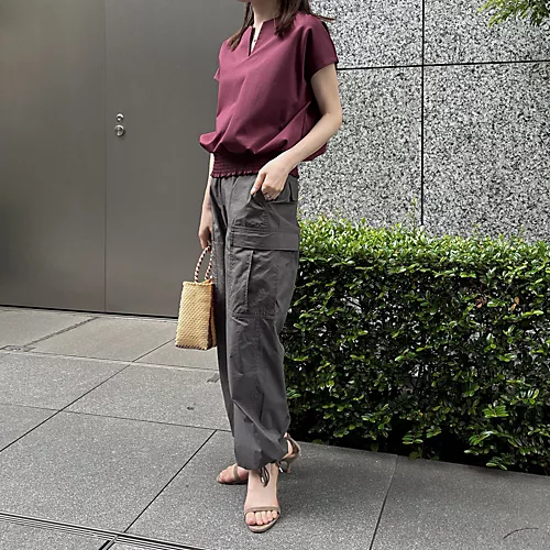 着るだけで細見え。E by éclat キーネックトップス|体型カバーも叶う大人の夏服