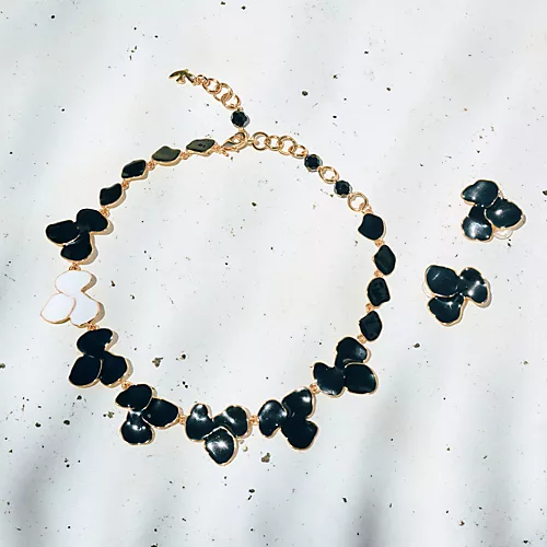 CECILE ET JEANNE×eclatエマイユ ノワール ペタルネックレス¥88,000