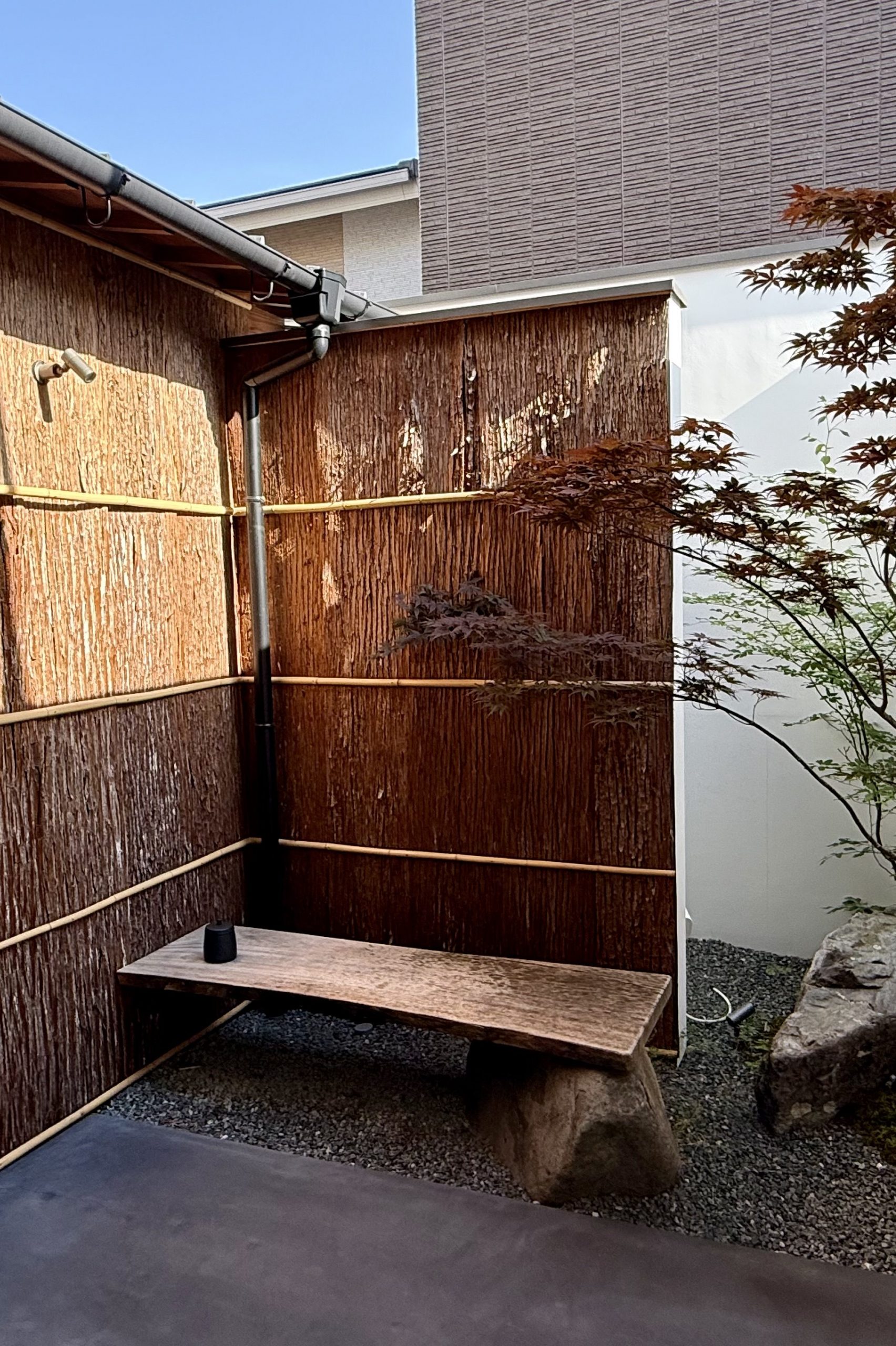 【人気エディター・東原妙子さんのホテル&旅服】上品セットアップを着回し! 京町屋リノベ一棟貸しホテルで“暮らすような京都旅”