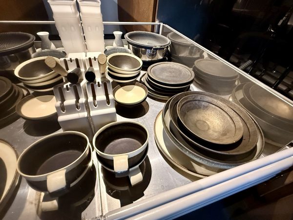 【人気エディター・東原妙子さんのホテル&旅服】上品セットアップを着回し! 京町屋リノベ一棟貸しホテルで“暮らすような京都旅”