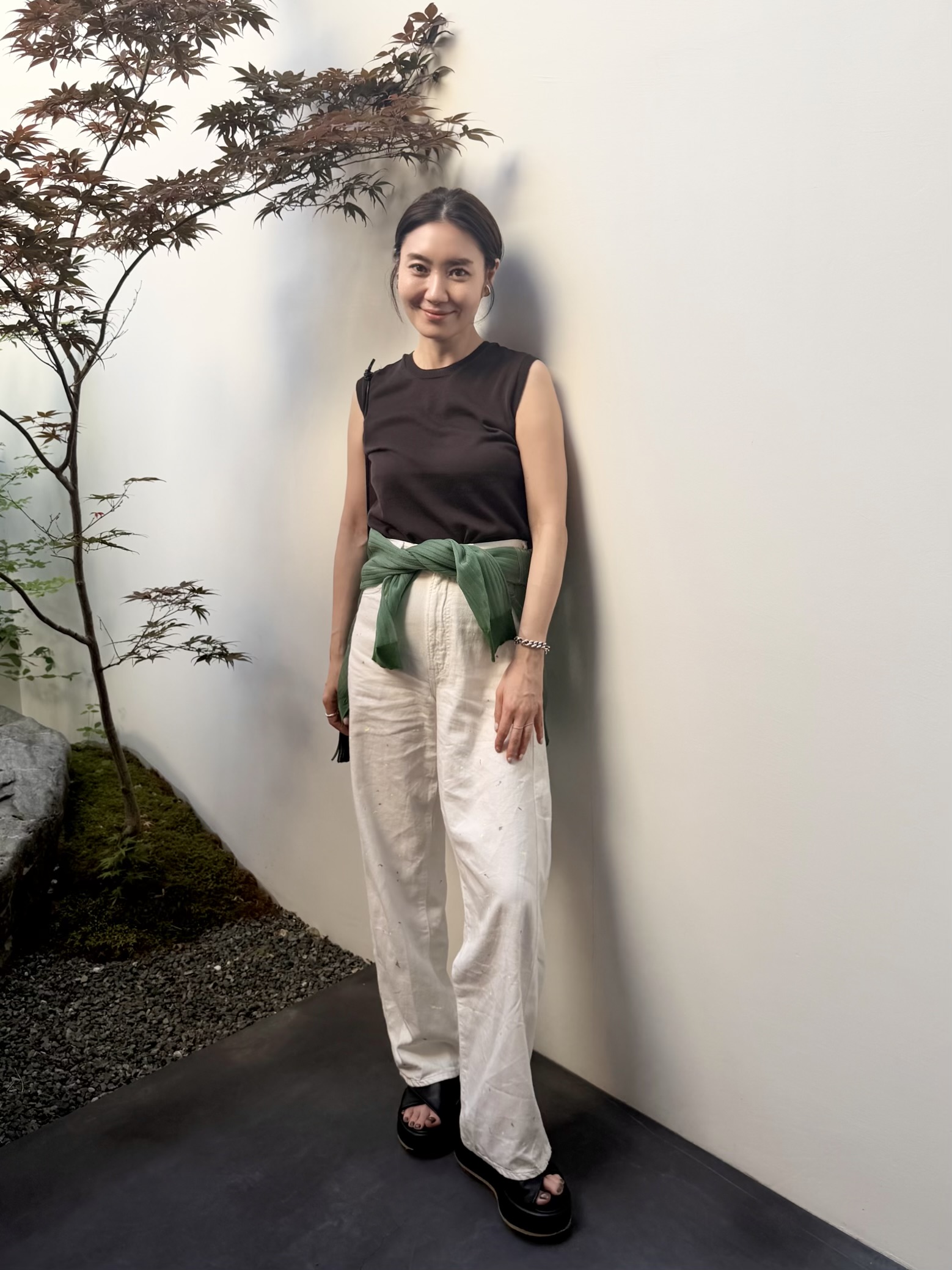【人気エディター・東原妙子さんのホテル&旅服】上品セットアップを着回し! 京町屋リノベ一棟貸しホテルで“暮らすような京都旅”