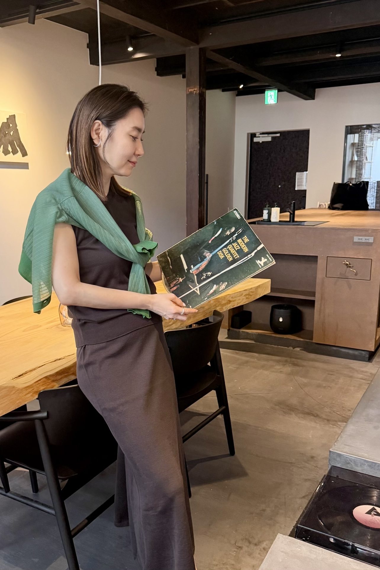 【人気エディター・東原妙子さんのホテル&旅服】上品セットアップを着回し! 京町屋リノベ一棟貸しホテルで“暮らすような京都旅”