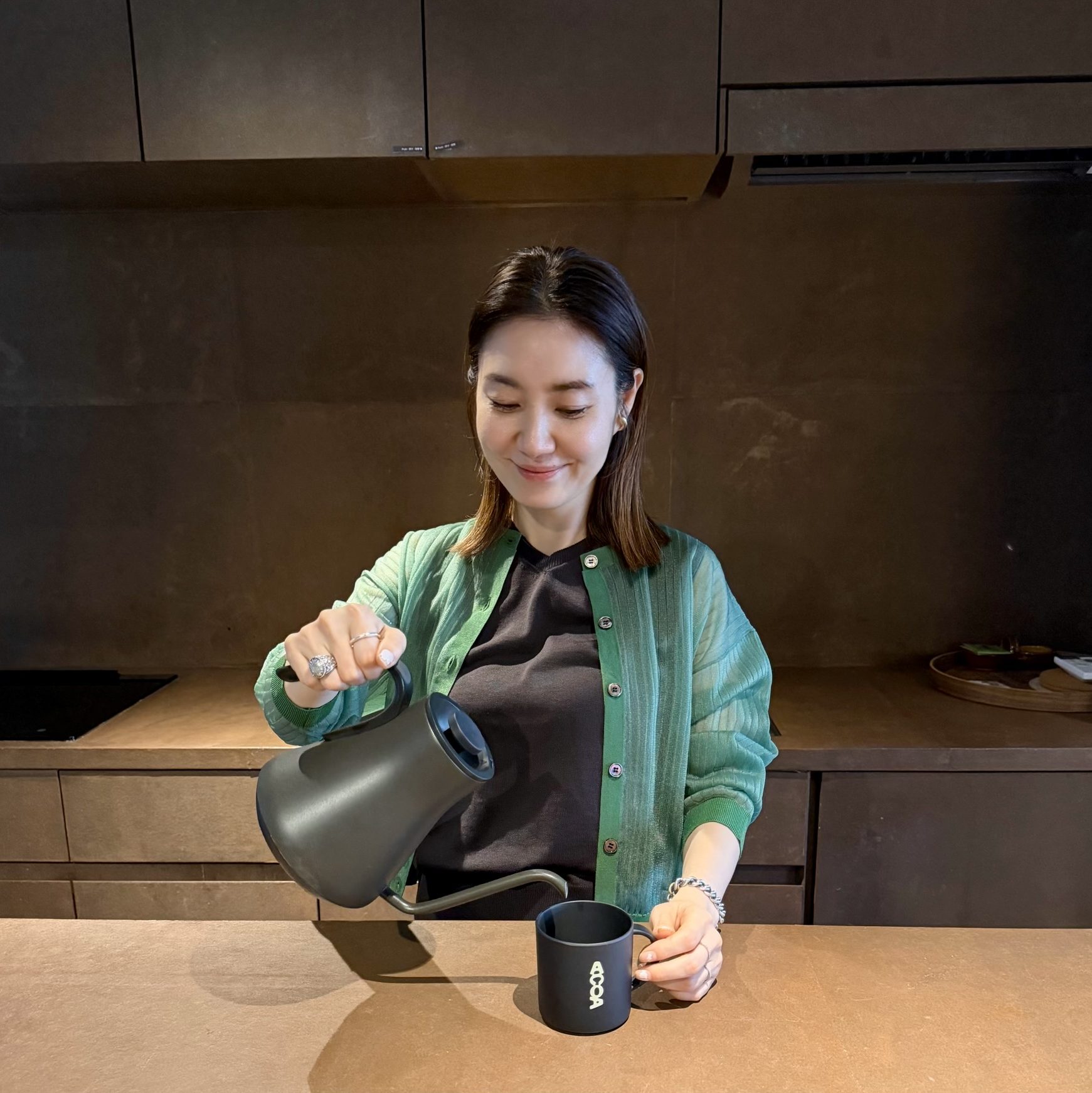 【人気エディター・東原妙子さんのホテル&旅服】上品セットアップを着回し! 京町屋リノベ一棟貸しホテルで“暮らすような京都旅”