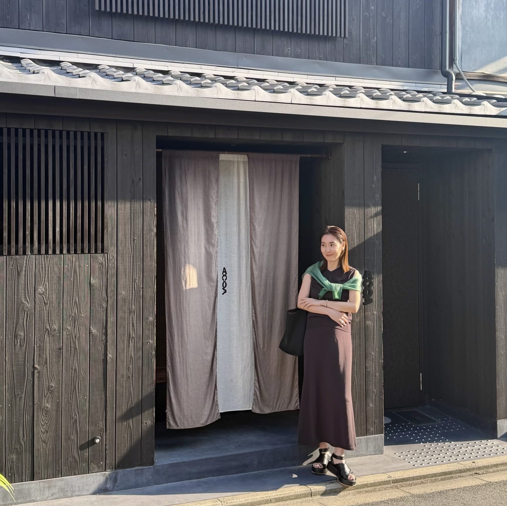 【人気エディター・東原妙子さんのホテル&旅服】上品セットアップを着回し! 京町屋リノベ一棟貸しホテルで“暮らすような京都旅”