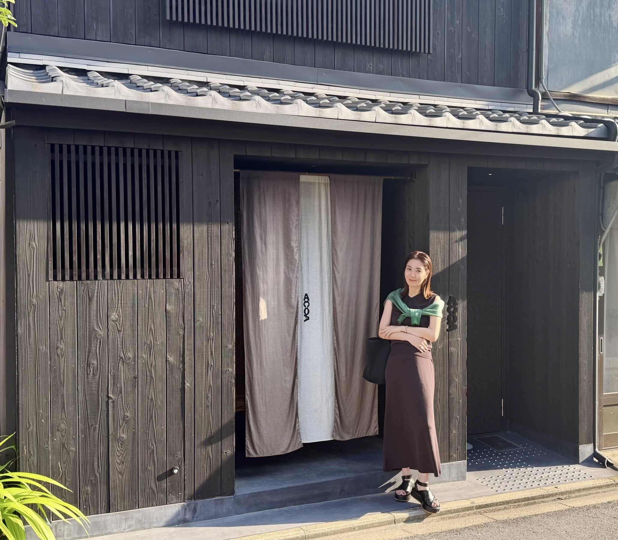【人気エディター・東原妙子さんのホテル＆旅服】上品セットアップを着回し！ 京町屋リノベ一棟貸しホテルで“暮らすような京都旅”