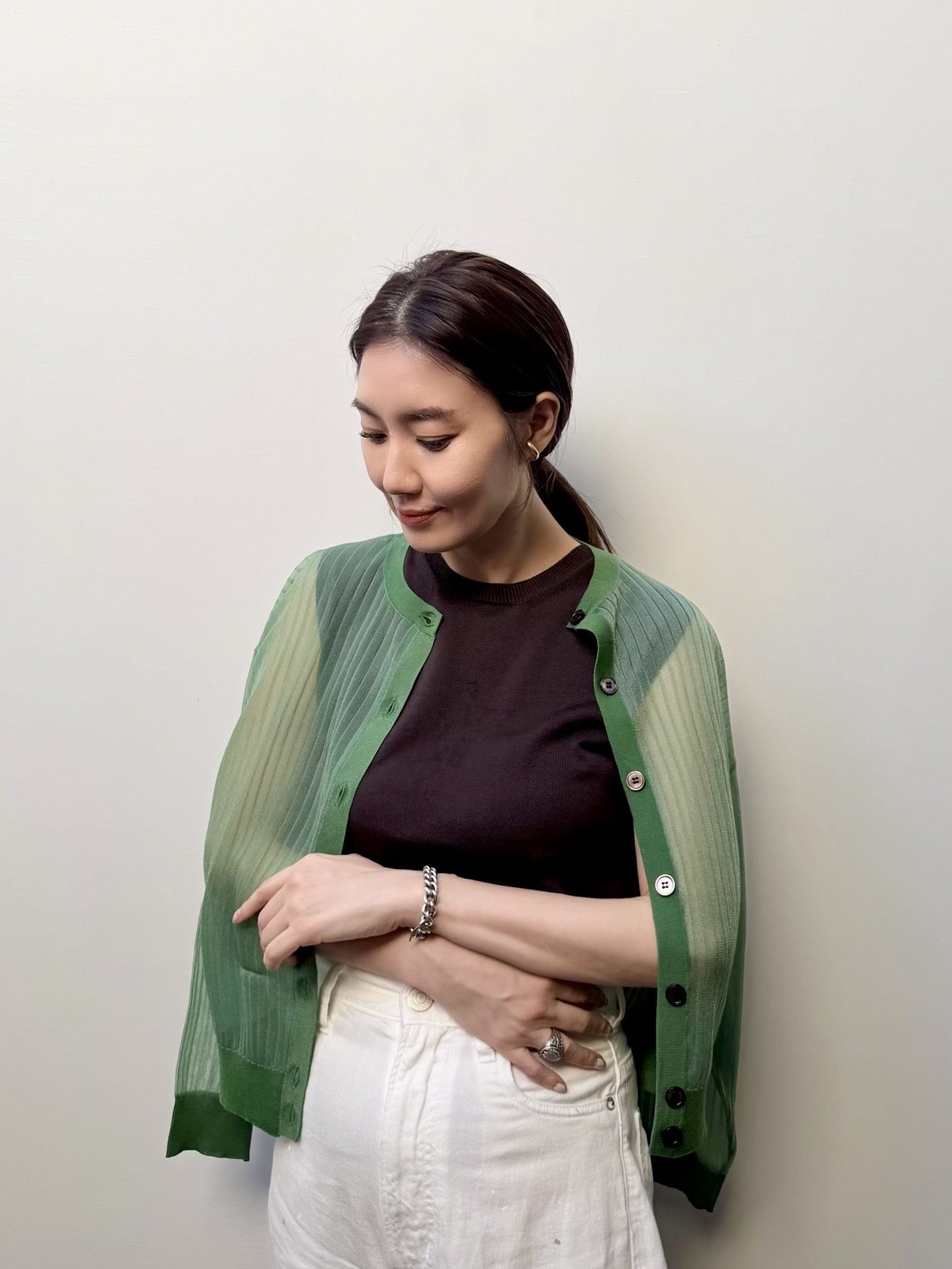 【人気エディター・東原妙子さんのホテル&旅服】上品セットアップを着回し! 京町屋リノベ一棟貸しホテルで“暮らすような京都旅”