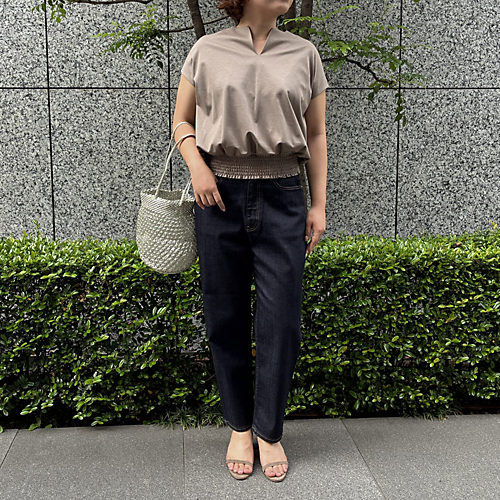 着るだけで細見え。E by éclat キーネックトップス|体型カバーも叶う大人の夏服