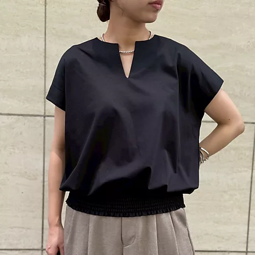 着るだけで細見え。E by éclat キーネックトップス|体型カバーも叶う大人の夏服