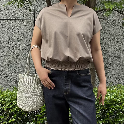 着るだけで細見え。E by éclat キーネックトップス|体型カバーも叶う大人の夏服