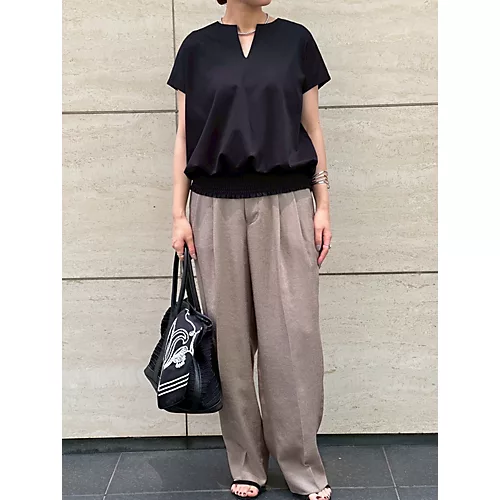 着るだけで細見え。E by éclat キーネックトップス|体型カバーも叶う大人の夏服