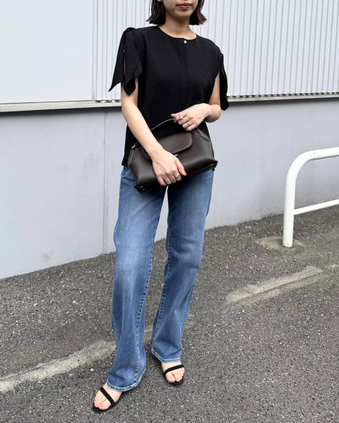 大人の悩み別比較！通勤で活躍する「夏の黒トップス」８選【40代ファッション】