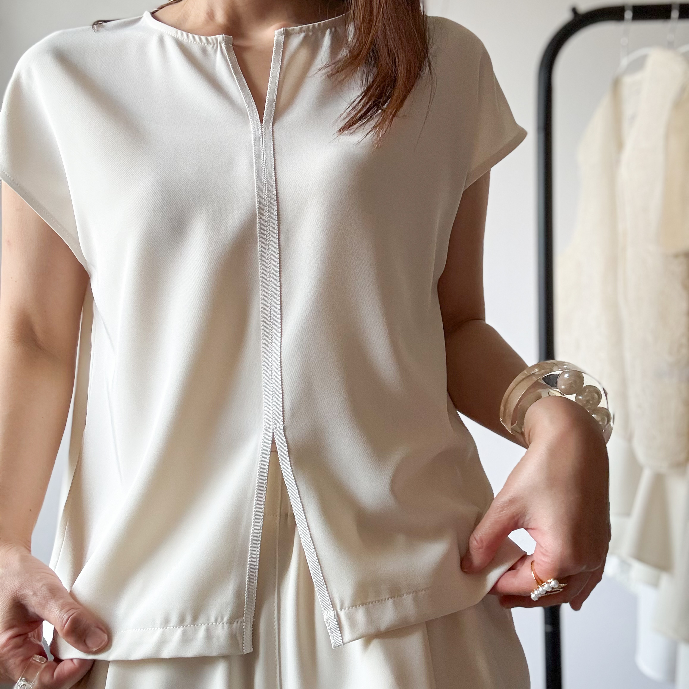 M7daysの新名品!【接触冷感】【洗える】渾身のとろみ前後2WAYトップスを「美女組」のふたりがリアルレビュー【40代ファッション】