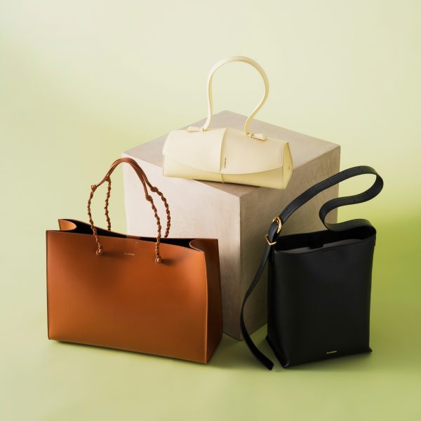 JIL SANDER・LINEA SHOULDER・¥305,800 / JIL SANDER・TANGLE SHOPPING EW・¥327,800 / THE ROW・SMALL E／W INDIA・¥589,600