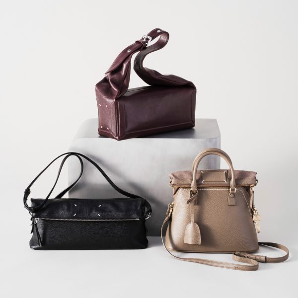 MAISON MARGIELA・BOX BAG EAST WEST MEDIUM・¥322,300 / MAISON MARGIELA・5AC CLASSIQUE MINI・¥358,600 / MAISON MARGIELA・5AC SOFT POUCH・¥278,300