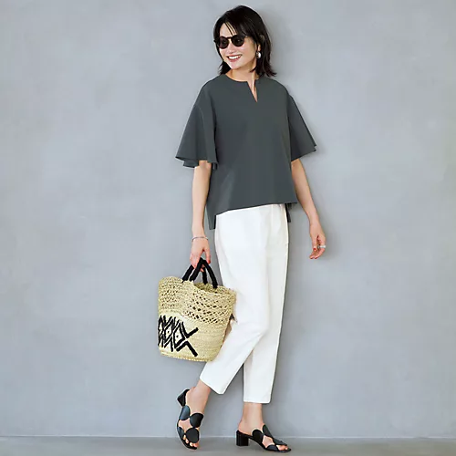 E by eclatキーネックフレアスリーブブラウス￥16,500