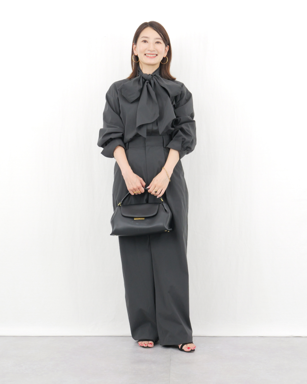 ボウタイブラウス、どう結ぶ?スタイリスト池田 敬さんに教わる大人の着こなし術【2026年秋40代ファッション】