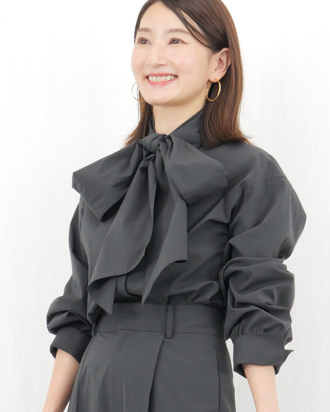 ボウタイブラウス、どう結ぶ?スタイリスト池田 敬さんに教わる大人の着こなし術【2026年秋40代ファッション】
