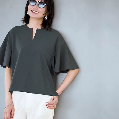E by eclatキーネックフレアスリーブブラウス¥16,500
