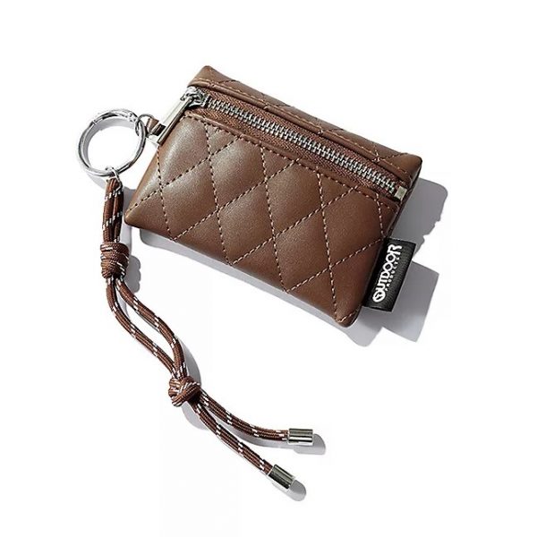 OUTDOOR PRODUCTS【LEEマルシェ20th別注】 チャーム付き マルチWAYショルダーバッグ￥11,550　茶・ポーチ